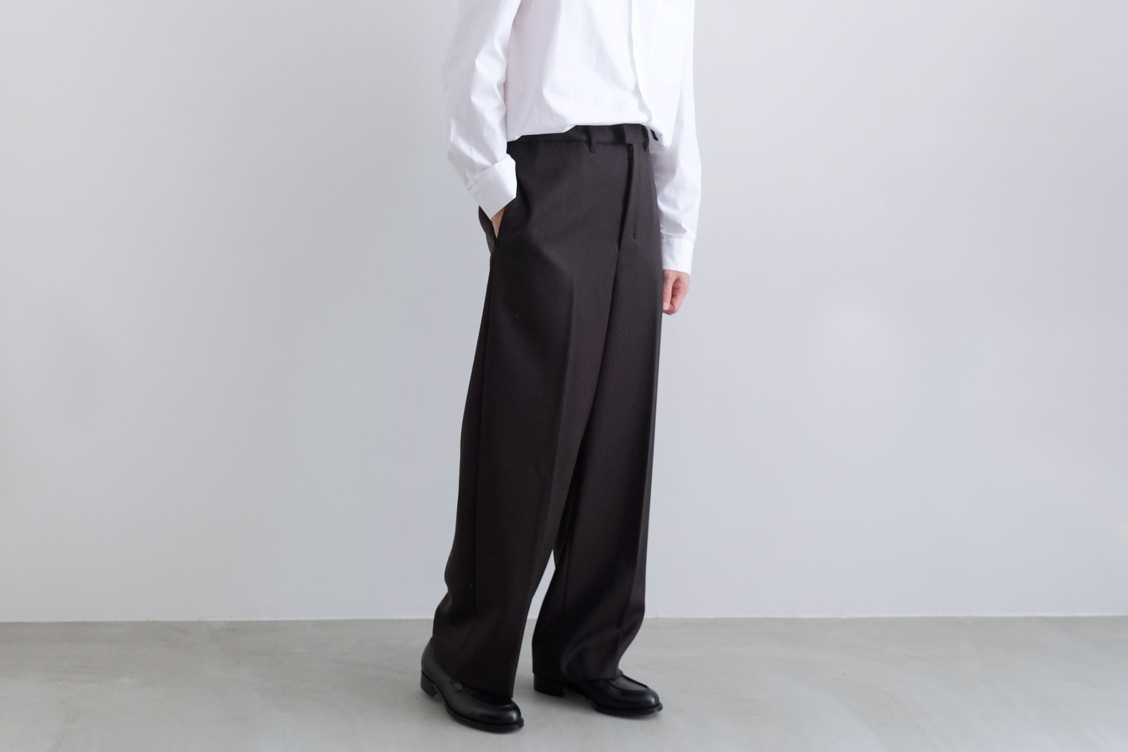 WOOL100％nonnotte/no tuck wide straight trousers - スラックス